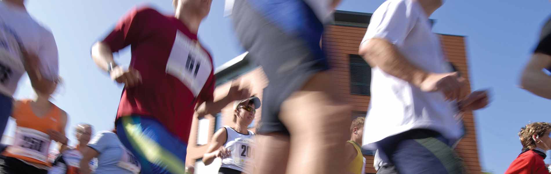 Viele sportliche Menschen laufen zusammen.