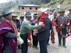 Padre Obermaier steht umringt von Menschen in einer kleinen Stadt in Bolivien.