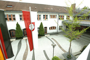 Außenansicht der Mädchen-Realschule in Rosenheim.