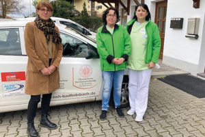 Drei Frauen stehen von dem Auto der Ökumenischen Nachbarschaftshilfe.