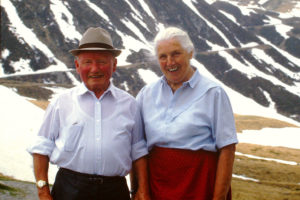 Sebastian und Anna Vorleiter stehen nebeneinander vor einer Berglandschaft